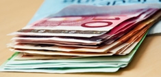 Notarios y registradores cobran de más