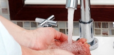 ¿Quién controla el agua del grifo?