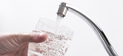 OCU encuentra diferencias de hasta el 440% en el precio del agua